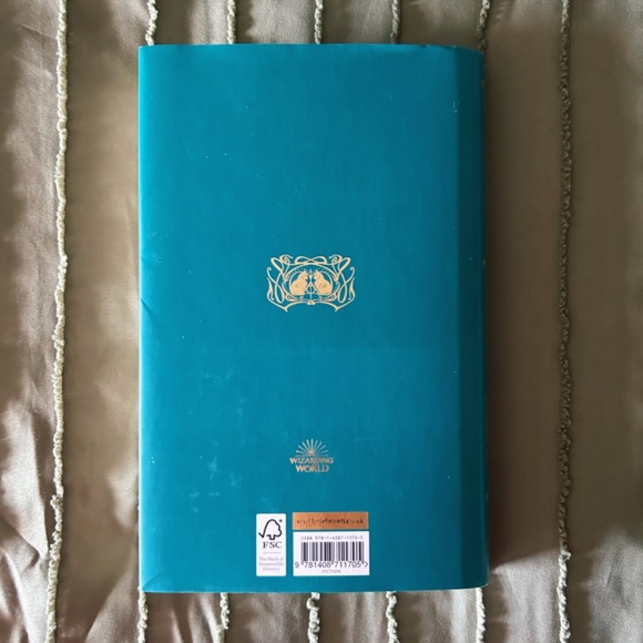 Fantastic Beasts: The Crimes of Grindelwald Hardcover Original Screenplay - Picture 2 of 4